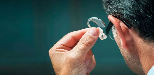 La pandemia hace más visibles los problemas auditivos de las personas mayores