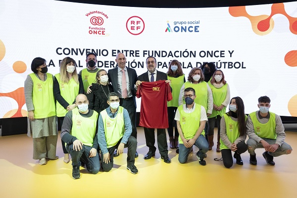 Voluntarios de Fundación ONCE acompañarán a personas con discapacidad en los partidos de la selección